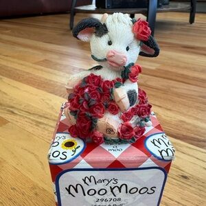 Enesco Mary's Moo Moos Cow Ador-A-Bull with Roses
